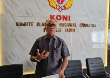 Ketua Umum KONI Provinsi Jambi, AKBP Mat Sanusi, menyampaikan rencana penerapan sport science dalam seleksi atlet PON Bela Diri 2026 di Jambi, Senin (19/1/2026).  (Dok. Stepanus)