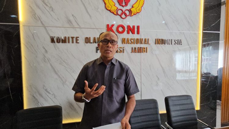 Ketua Umum KONI Provinsi Jambi, AKBP Mat Sanusi, menyampaikan rencana penerapan sport science dalam seleksi atlet PON Bela Diri 2026 di Jambi, Senin (19/1/2026).  (Dok. Stepanus)