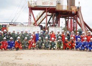 Perwakilan SKK Migas dan manajemen PetroChina International Jabung Ltd. berfoto bersama usai peresmian tajak pertama Sumur NEB-85ST di Wilayah Kerja Jabung, Tanjung Jabung Barat, Kamis (15/1/2026). (Dok. FJM)