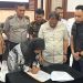 Pendandatangan kesepakatan damai dalam mediasi kasus dugaan kekerasan yang melibatkan guru honorer SD Negeri 21 Desa Pematang Raman, Kecamatan Kumpeh, Kabupaten Muaro Jambi, Rabu (21/1/2026),  (Dok.
