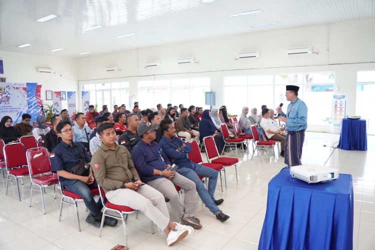 Kadis Kominfo  Provinsi Jambi, Drs. Ariansyah, M.E., menyampaikan materi tentang bahaya judi online dalam kegiatan sosialisasi Bulan K3 Nasional 2026 yang digelar PT Pertamina Hulu Rokan Jambi Field di GSG Kenali Asam, Kota Jambi, Rabu (21/1/2026). (Dok. Stepanus)