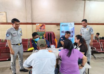 Petugas Jasa Raharja Wilayah Jambi bersama Bidokkes Polda Jambi memberikan layanan pemeriksaan kesehatan gratis kepada awak dan penumpang angkutan umum di PO Ratu Intan, Kota Jambi (Dok. Stepanus)