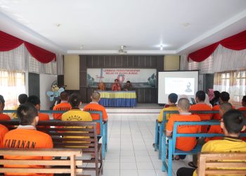 Warga binaan pemasyarakatan mengikuti kegiatan penyuluhan kesehatan mental bertema kecemasan dan depresi yang digelar di Aula Lapas Kelas IIB Muara Bungo, Jumat (23/1/2026). (Dok. Humas)