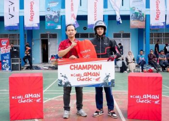 Perwakilan Honda Sinsen menyerahkan apresiasi kepada peserta dalam kegiatan #Cari_aman Check sebagai bagian dari rangkaian dukungan menuju Development Basketball League (DBL) Jambi 2026. (Dok,Stepanus)