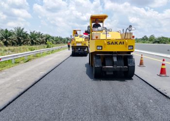 Alat berat melakukan pemadatan aspal pada salah satu ruas Jalan Tol Trans Sumatra yang dikelola PT Hutama Karya (Dok. Humas HK)