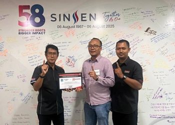 Perwakilan PT Sinar Sentosa Primatama bersama mitra dan pihak SMK menunjukkan simbol peresmian kerja sama AHASS Teaching Factory sebagai upaya memperkuat sinergi industri dan pendidikan vokasi di Provinsi Jambi. (Dok.Sinsen)