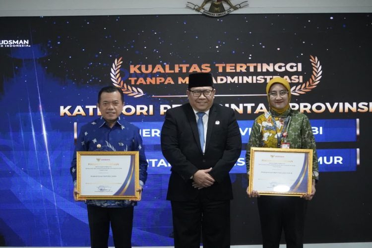 Gubernur Jambi Al Haris (kiri) menerima penghargaan Opini Kualitas Tertinggi Tanpa Maladministrasi dari Ombudsman Republik Indonesia di Jakarta, Kamis (29/1/2026). (Dok. Erit Kominfo)