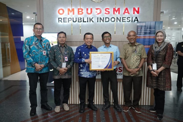 Gubernur Jambi Al Haris (tengah) menerima penghargaan Opini Kualitas Tertinggi Tanpa Maladministrasi dari Ombudsman Republik Indonesia di Kantor Ombudsman RI, Jakarta, Kamis (29/1/2026). (Dok. Erit - Kominfo)