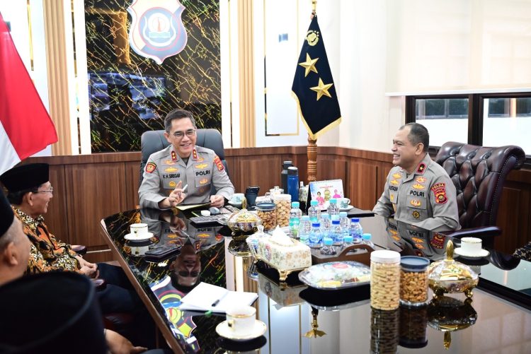 Kapolda Jambi Irjen Pol. Krisno H. Siregar (kanan) berdialog dengan jajaran Majelis Ulama Indonesia (MUI) Provinsi Jambi saat silaturahmi di Ruang Kerja Kapolda Jambi, Kamis (29/1/2026). (Dok. Humas)