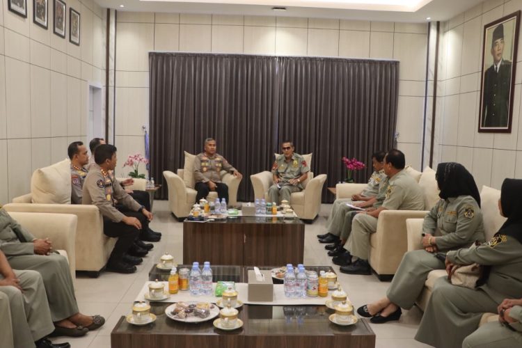 Kapolda Bengkulu Irjen Pol. Mardiyono, menerima kunjungan silaturahmi dari Pengurus Daerah Keluarga Besar Putra-Putri Polri Provinsi Bengkulu, Rabu (28/01/2026), di Ruang Tamu Polda Bengkulu. (Dok/yola)