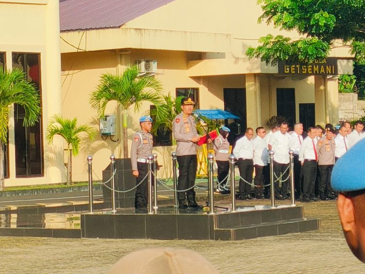 Kabid Hukum Polda Bengkulu memimpin apel pagi personel Polda Bengkulu yang berlangsung di Lapangan Anton Soejarwo, Senin (26/01/2026).  (Dok/yola)