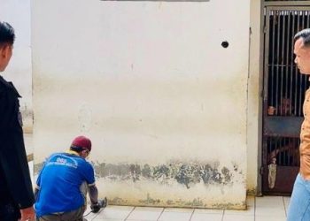 Petugas Lapas Kelas IIB Muara Bungo bersama warga binaan pemasyarakatan membangun jaringan air bersih di area blok hunian, sebagai upaya pemenuhan kebutuhan dasar dan peningkatan kualitas lingkungan lapas. (Dok. Humas)