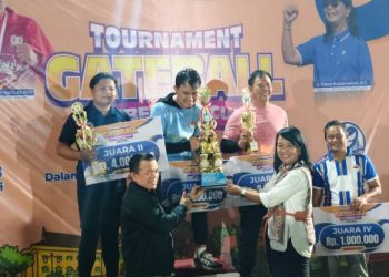 Wamen PU  Diana Kusumastuti menyerhakan piala kepada para Juara Turnamen Gateball Gubernur Jambi Cup 2026 di Lapangan Dinas PUPR Provinsi Jambi, Kamis (8/1/2026). (Dok. Daus)