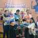 Wamen PU  Diana Kusumastuti menyerhakan piala kepada para Juara Turnamen Gateball Gubernur Jambi Cup 2026 di Lapangan Dinas PUPR Provinsi Jambi, Kamis (8/1/2026). (Dok. Daus)