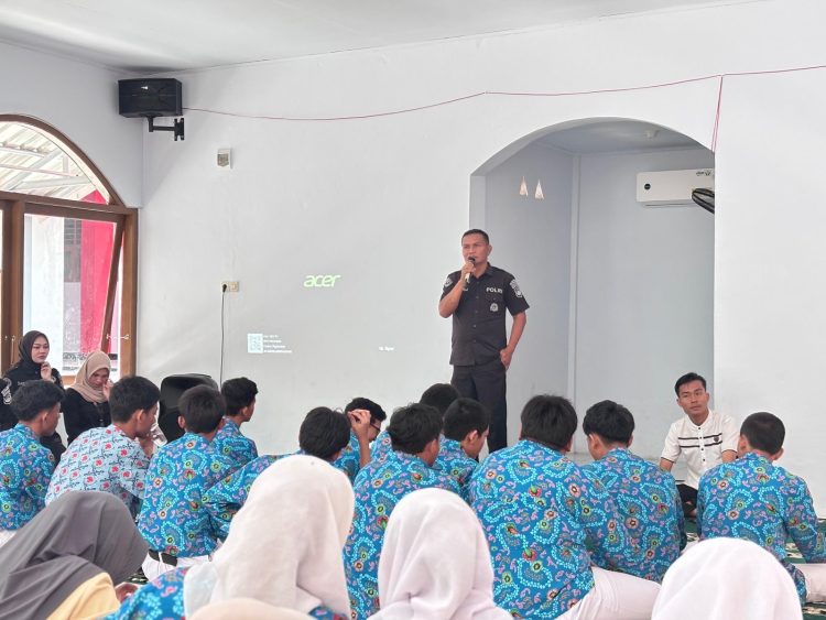 Subdit Penmas Bidhumas Polda Bengkulu menggelar sosialisasi bertema “Cyberbullying dan Etika Bermedia Sosial” di SMK Negeri 3 Kota Bengkulu, Rabu (11/02/2026). (Dok/yola)