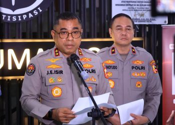 Kepala Divisi Humas Polri, Irjen Pol Jhonny Edison Isir, dalam doorstop di Lobby Lantai 1 Gedung Divhumas Polri, Minggu (15/2/2026). (Dok/yola)