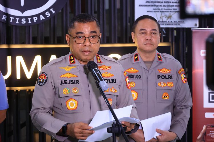 Kepala Divisi Humas Polri, Irjen Pol Jhonny Edison Isir, dalam doorstop di Lobby Lantai 1 Gedung Divhumas Polri, Minggu (15/2/2026). (Dok/yola)