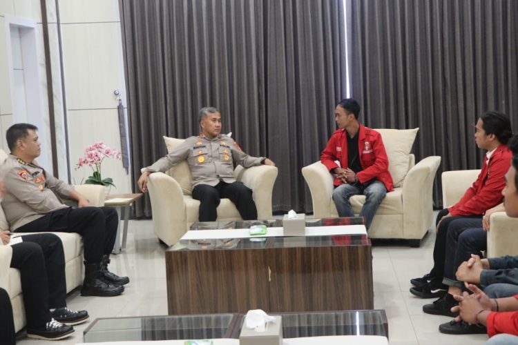 Kapolda Bengkulu Irjen Pol. Mardiyono, menerima silaturahmi Panitia Pelaksana Dewan Pimpinan Cabang GMNI, di Ruang Tamu Kapolda Bengkulu, Senin (23/2/2026). (Dok/yola)