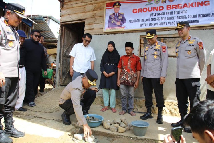 Kapolda Bengkulu Irjen Pol Mardiyono memimpin peletakan batu pertama bedah rumah ke-69 milik warga kurang mampu di Kelurahan Lingkar Barat, Kota Bengkulu, Rabu (25/2/2026). (foto:Yola)