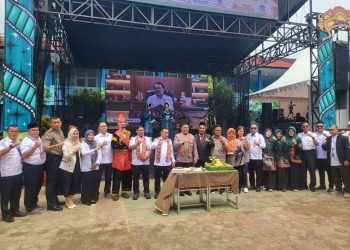 Dirinmas Polda Jambi bersama Gubernur Jambi dan jajaran pendidikan berfoto bersama usai peringatan HUT ke-48 SMAN 3 Kota Jambi di Lapangan SMAN 3 Jambi, Rabu (4/2/2026). (Dok. Nahar)