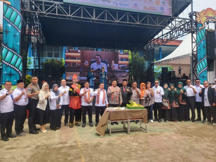 Dirinmas Polda Jambi bersama Gubernur Jambi dan jajaran pendidikan berfoto bersama usai peringatan HUT ke-48 SMAN 3 Kota Jambi di Lapangan SMAN 3 Jambi, Rabu (4/2/2026). (Dok. Nahar)