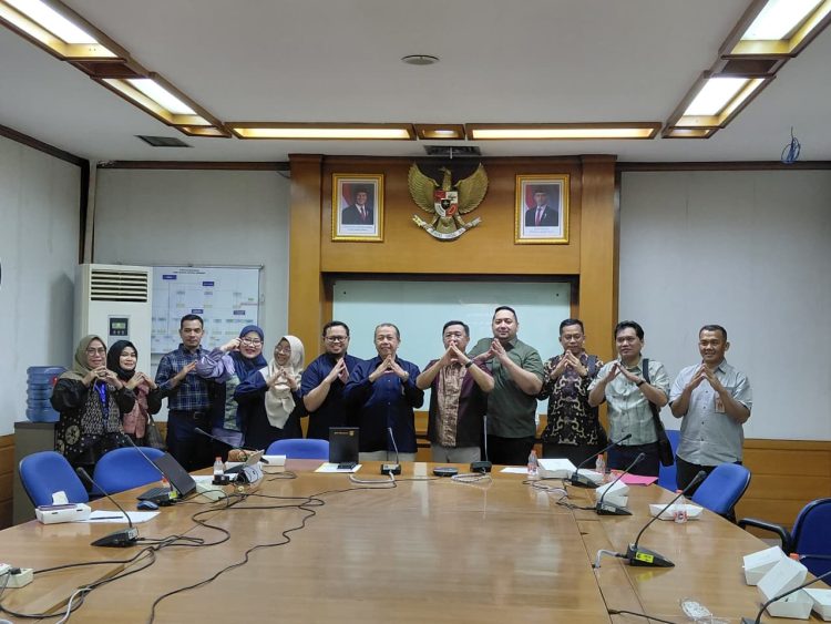 Komisi I DPRD Provinsi Jambi berfoto bersama jajaran Arsip Nasional Republik Indonesia (ANRI) usai melakukan konsultasi terkait penguatan sistem kearsipan dan pencegahan sengketa batas wilayah di Kantor ANRI, Jakarta, Selasa (11/2/2026). Dok, Humas)