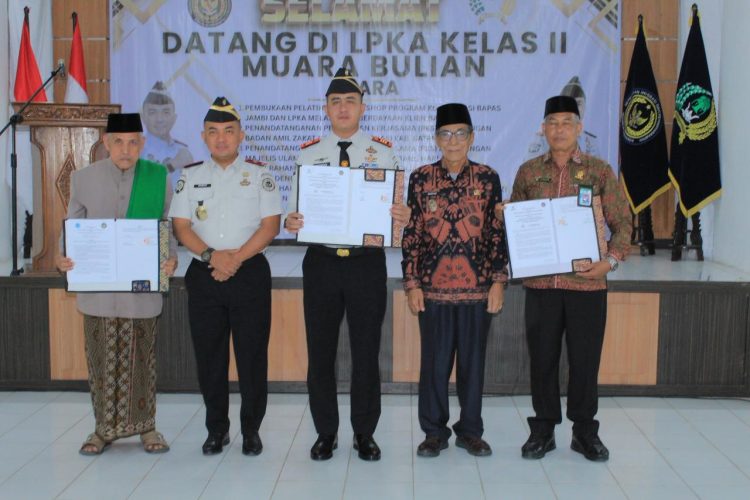 Kepala LPKA Kelas II Muara Bulian bersama perwakilan BAZNAS dan MUI Kabupaten Batang Hari menunjukkan dokumen Perjanjian Kerja Sama usai penandatanganan di Muara Bulian, Kamis (12/2/2026). (Dok. Humas)