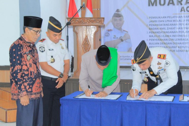 Pejabat LPKA Kelas II Muara Bulian dan Bapas Kelas I Jambi menandatangani dokumen kerja sama pembukaan Program Kolaborasi Pelatihan Barbershop di Muara Bulian, Kamis (12/2/2026). (Dok. Humas)