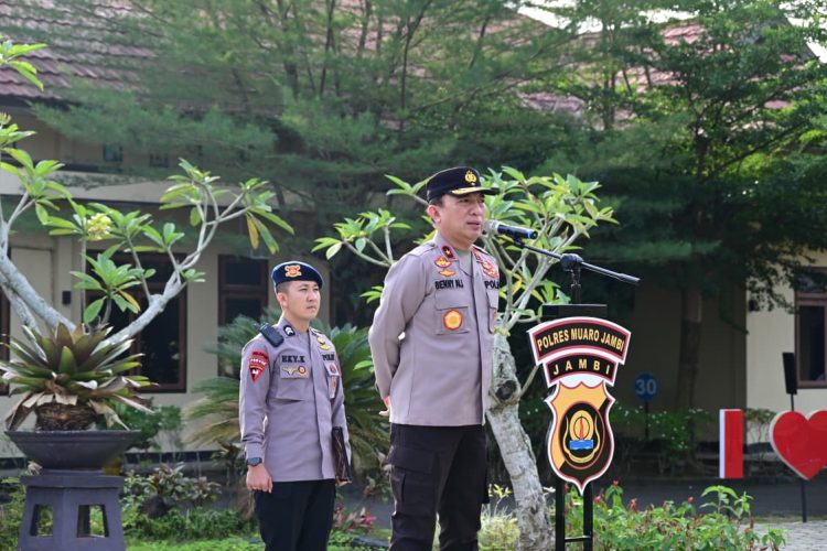 Wakapolda Jambi Brigjen Pol. B. Ali memberikan arahan kepada personel saat kunjungan kerja di Polres Muaro Jambi, Kamis (12/2/2026). (Dok. Nahar)