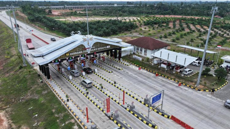 Gerbang tol di Jalan Tol Trans Sumatera terpantau ramai kendaraan selama long weekend perayaan Imlek, Sabtu (14/2/2026). (Dok. Humas HK)