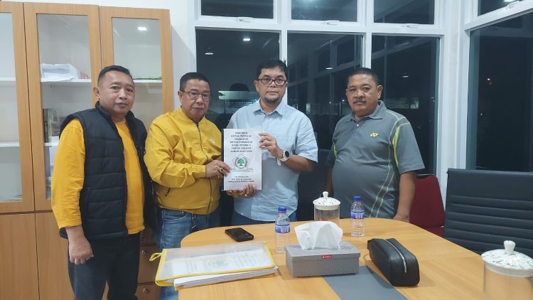 Pengurus DPD Partai Golkar Kabupaten Muaro Jambi menunjukkan dokumen hasil penyusunan kepengurusan periode 2026–2031 yang diserahkan kepada DPD Partai Golkar Provinsi Jambi. (Dok. Daus)