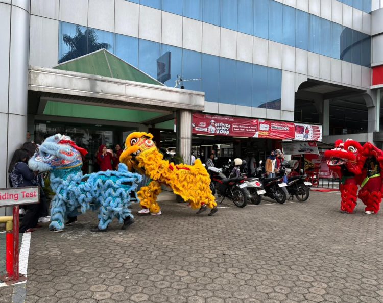 Atraksi barongsai meriahkan perayaan Tahun Baru Imlek 2026 yang digelar PT Sinar Sentosa Primatama (Sinsen) bersama konsumen dan warga sekitar di Jambi, 19 Februari 2026. (Dok. Stepanus)
