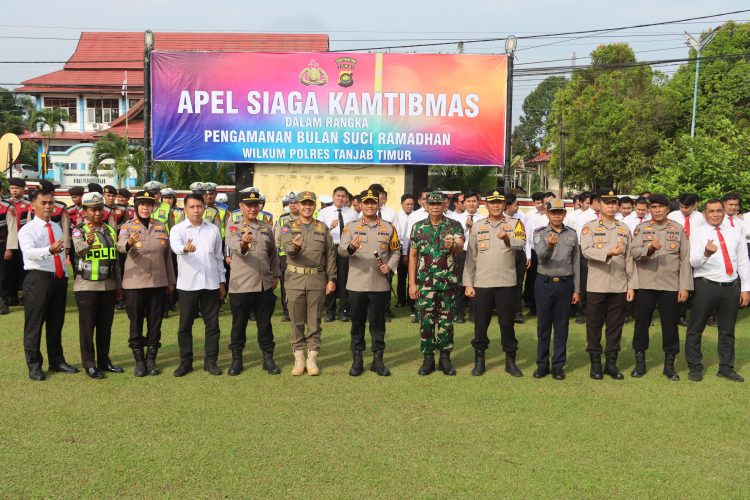 Kapolres Tanjab Timur AKBP Ade Candra bersama unsur TNI, Polri, dan pemerintah daerah saat Apel Siaga Kamtibmas dalam rangka pengamanan bulan suci Ramadhan 1447 H di lapangan Mako Polres Tanjab Timur, Senin (23/2/2026). (Dok. Humas)