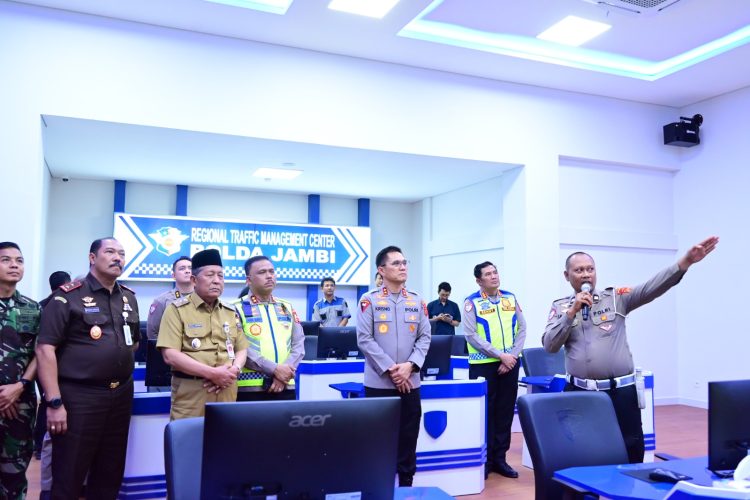 Kapolda Jambi Irjen Pol Krisno H. Siregar didampingi Kakorlantas Polri Irjen Pol Agus Suryonugroho saat meresmikan Gedung Regional Traffic Management Center (RTMC) Ditlantas Polda Jambi, Senin (23/2/2026) (Dok. Nahar)