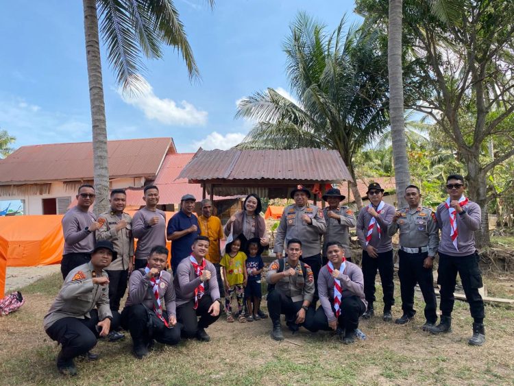 Mahasiswa STIK Lemdiklat Polri Angkatan 83/WPS bersama aparat dan warga berfoto usai peresmian sumur bor di Desa Ulee Madon, Kecamatan Muara Batu, Kabupaten Aceh Utara, Kamis (26/2/2026) (Dok. Humas)