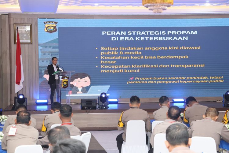Ketua Persatuan Wartawan Indonesia (PWI) Kota Jambi, Irwansyah, menjadi narasumber dalamRakernis  Bidpropam Polda Jambi Tahun Anggaran 2026 di Aula Lantai 3 Gedung Siginjai, Jumat (27/2/2026). (Dok. Humas)