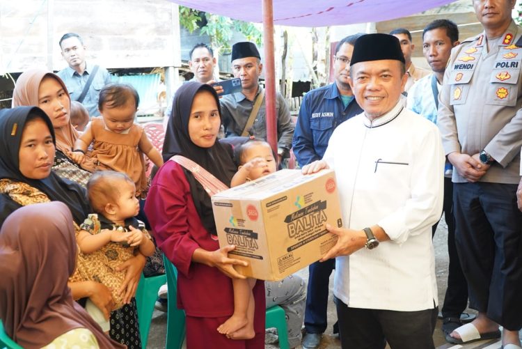 Gubernur Jambi Al Haris menyerahkan bantuan makanan tambahan bagi balita kepada warga saat Safari Ramadhan 1446 H di Dusun Sekeladi, Desa Batu Empang, Kecamatan Batang Asai, Kabupaten Sarolangun, Jumat (27/2/2026). (Dok. Erit)