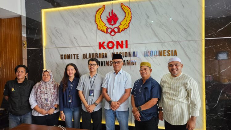 Pengurus KONI Provinsi Jambi dan perwakilan PT Asuransi Jasindo Cabang Jambi berfoto bersama usai membahas rencana program asuransi bagi atlet dan pelatih di Jambi, Sabtu (28/2/2026). (Dok. Stepanus)