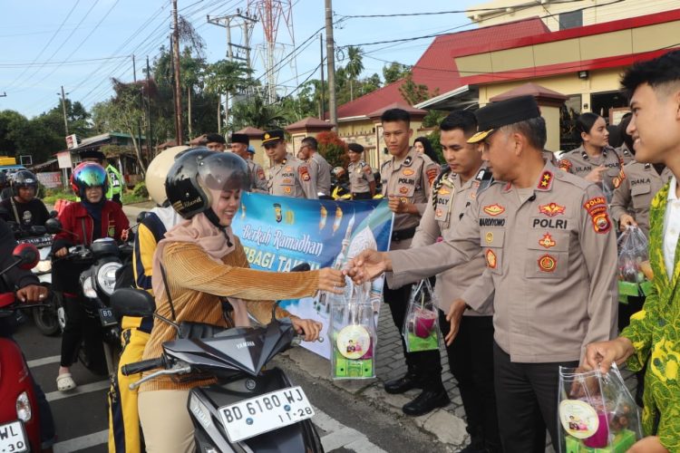 Kapolda Polda Bengkulu, Mardiyono,  membagikan takjil gratis kepada masyarakat yang melintas di depan Mako, Jumat (27/2/2026). (Dok/yola)