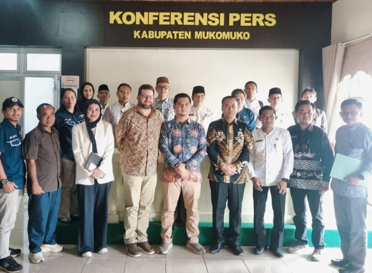 Foto bersama Bapperida Mukomuko bersama investor dan NGO internasional, Kamis (26/2/2026). (Dok/Dd)