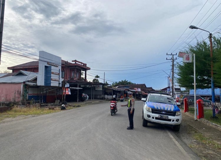 Polres Seluma turun langsung mengurai potensi kemacetan di SPBU Pasar Tais, Sabtu (28/3/2026). (Foto:Yl)