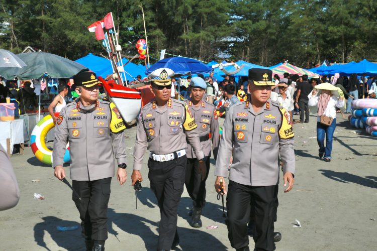 Kapolda Bengkulu Irjen Pol. Mardiyono, S.I.K., M.Si. meninjau langsung Sitkamtibmas di objek wisata di Kota Bengkulu, Senin (23/3/2026). (Dok. Yola)