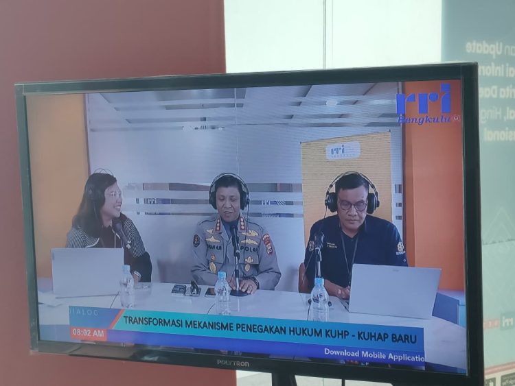 Kabid Humas Polda Bengkulu Kombes Pol. Ichsan Nur hadir sebagai narasumber dalam dialog interaktif “Bengkulu Menyapa” di RRI Pro 1 Bengkulu, Jumat (27/3/2026). (Foto:Yl)