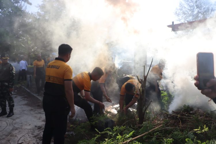 Dit Intelkam Polda Bengkulu menggelar aksi bersih pantai di kawasan Pantai Pasir Putih hingga Jembatan Merah Putih, Jumat pagi (13/3/2026). (Foto:Yl)