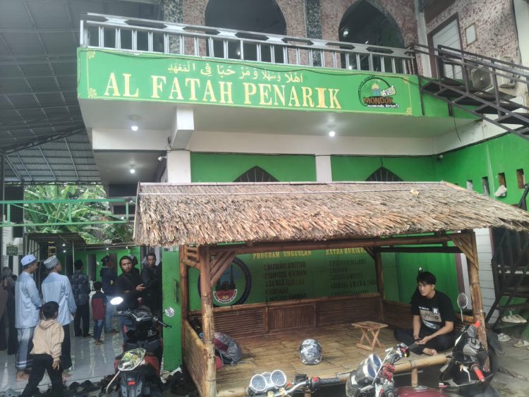 Suasana depan Pesantren Al-Fatah Penarik, Kamis (12/3/2026). (Foto:Dd)