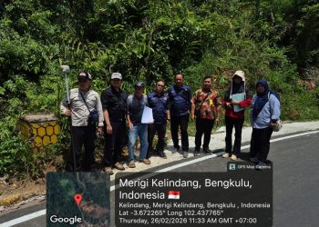 Tim survei melaksanakan kegiatan pengukuran tanah untuk pendaftaran pertama kali di Desa Ulak Lebar, Kecamatan Mergi Kelindang, Rabu (4/3/2026). (Foto:Yl)