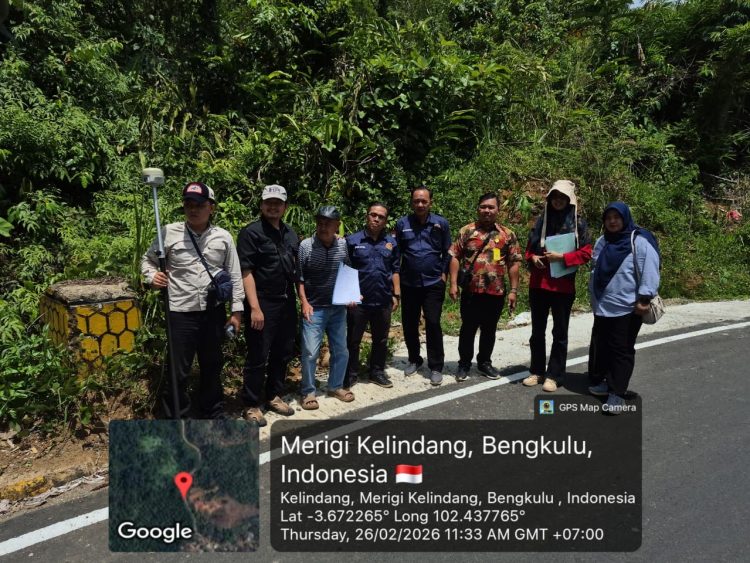 Tim survei melaksanakan kegiatan pengukuran tanah untuk pendaftaran pertama kali di Desa Ulak Lebar, Kecamatan Mergi Kelindang, Rabu (4/3/2026). (Foto:Yl)