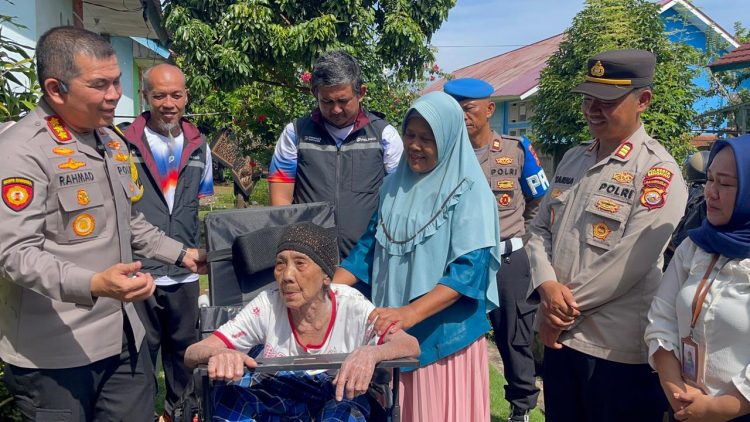 Kapolresta Bengkulu Kombes Pol. Rahmad Hidayat menyerahkan bantuan kursi roda kepada warga di Kecamatan Kampung Melayu, Kota Bengkulu, Jumat (27/3/2026). (Dok. Yola)