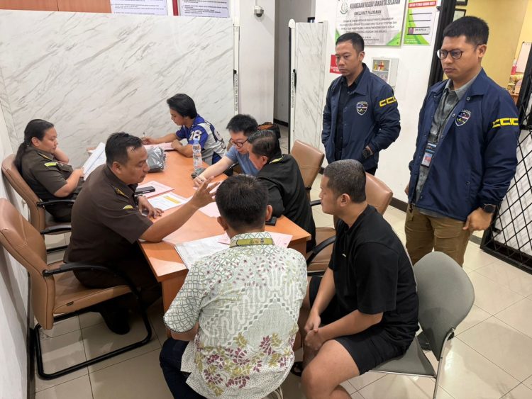 Penyerahan lima tersangka beserta barang bukti ke jaksa di Kejaksaan Negeri Jakarta Selatan, Selasa (31/3/2026). (Foto:ist)