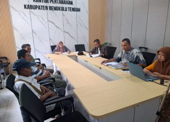 Kantor Pertanahan Kabupaten Bengkulu Tengah memfasilitasi mediasi sengketa tanah di Desa Margomulyo, Kecamatan Pondok Kubang, Senin (9/3/2026). (Foto:Yl)